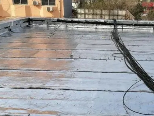 茂名卫生间漏水维修公司分享下茂名屋面楼顶防水刚性防水层施工要点。